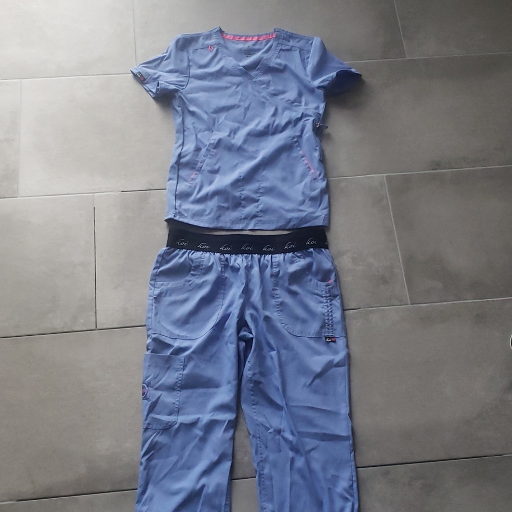 KOI SCRUB SET